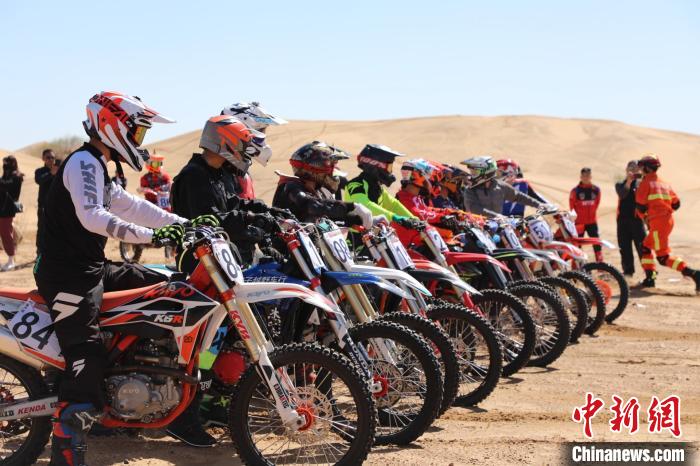 中国第七大沙漠库布齐举行两场沙漠越野公开赛