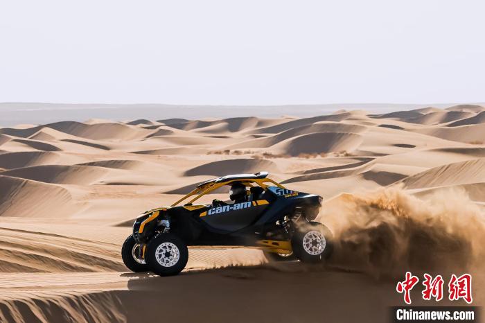 中国第七大沙漠库布齐举行两场沙漠越野公开赛