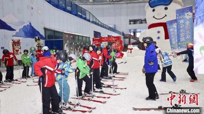 哈尔滨开启2024全国大众欢乐冰雪周：广场、室内