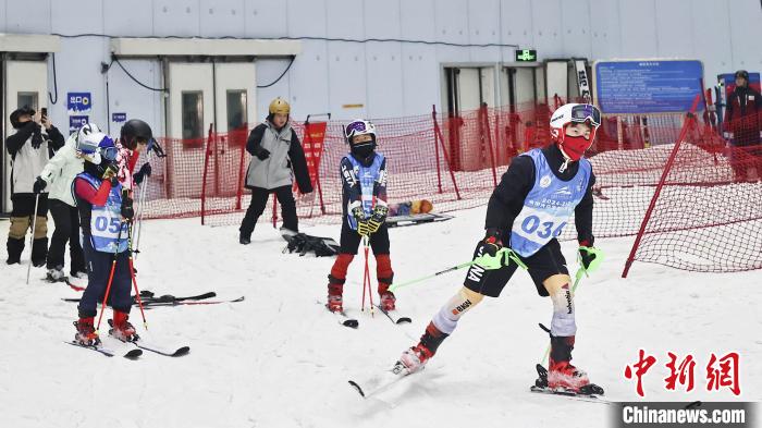 哈尔滨开启2024全国大众欢乐冰雪周：广场、室内